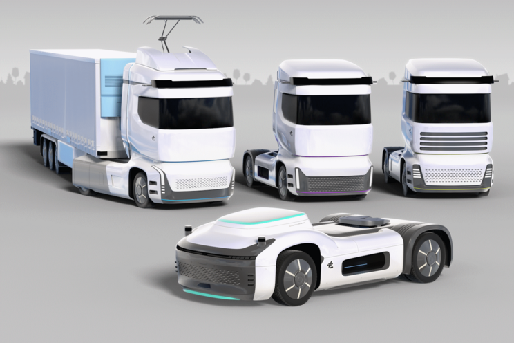 Vier Modelle von Lastkraftwagen, batterieelektrisch, brennstoffzellenelektrisch und H2-Verbrenner vor autonomen Fahrzeug.