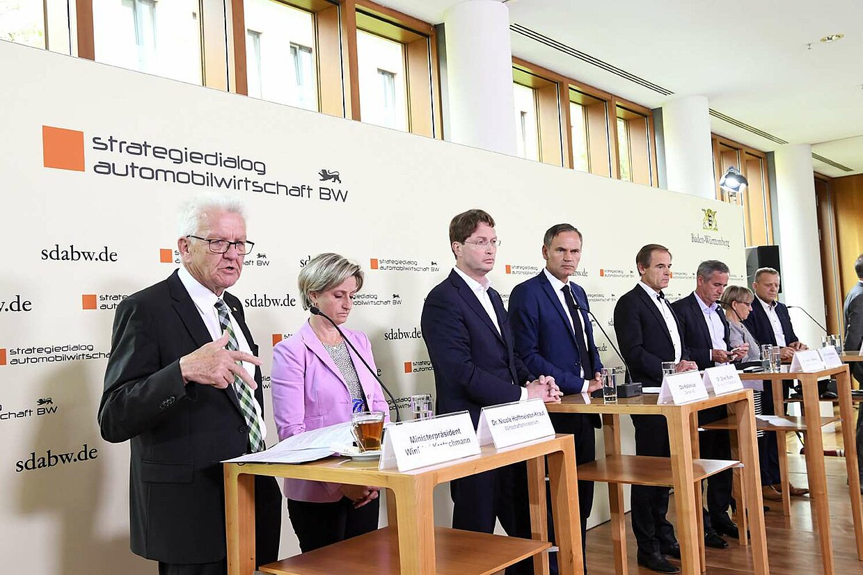 Der Ministerpräsident Winfried Kretschmann und seine Kolleg:innen aus dem Strategiedialog sprechen in einer Konferenz zur Presse.