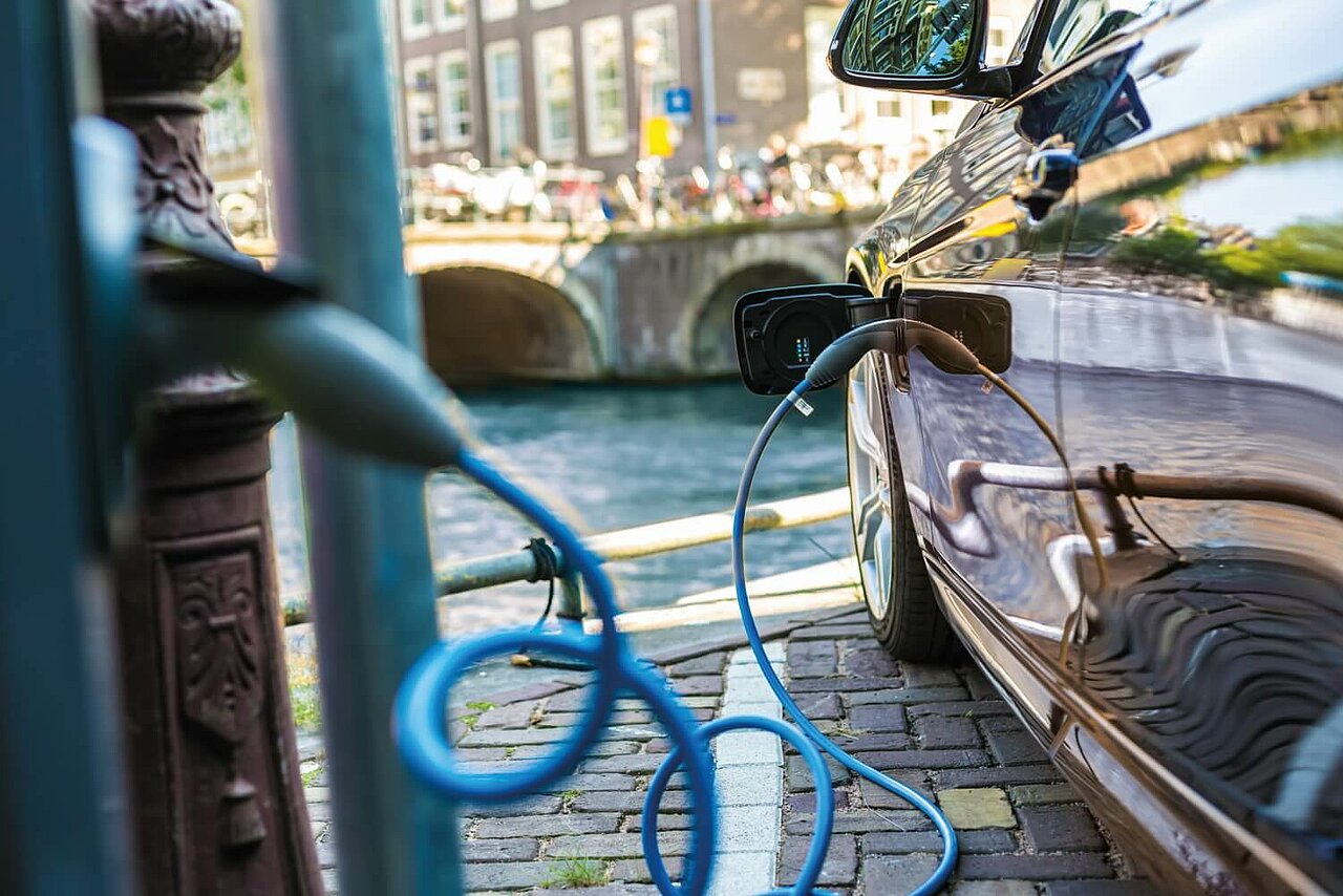 Ein Elektrofahrzeug lädt an einer Ladesäule.