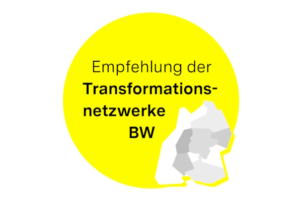 Gelber Kreis mit Schriftzug "Empfehlung der Transformationsnetzwerke BW". Dazu die Baden-Württemberg-Shape am rechten unteren Kreisrand.